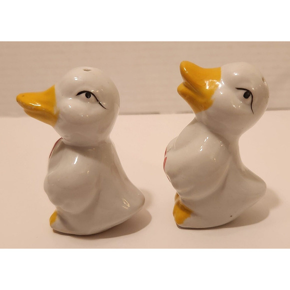 Ducks with Hearts Salt And Pepper Shakers In A Basket with Tablecloth - Picture 6 of 8